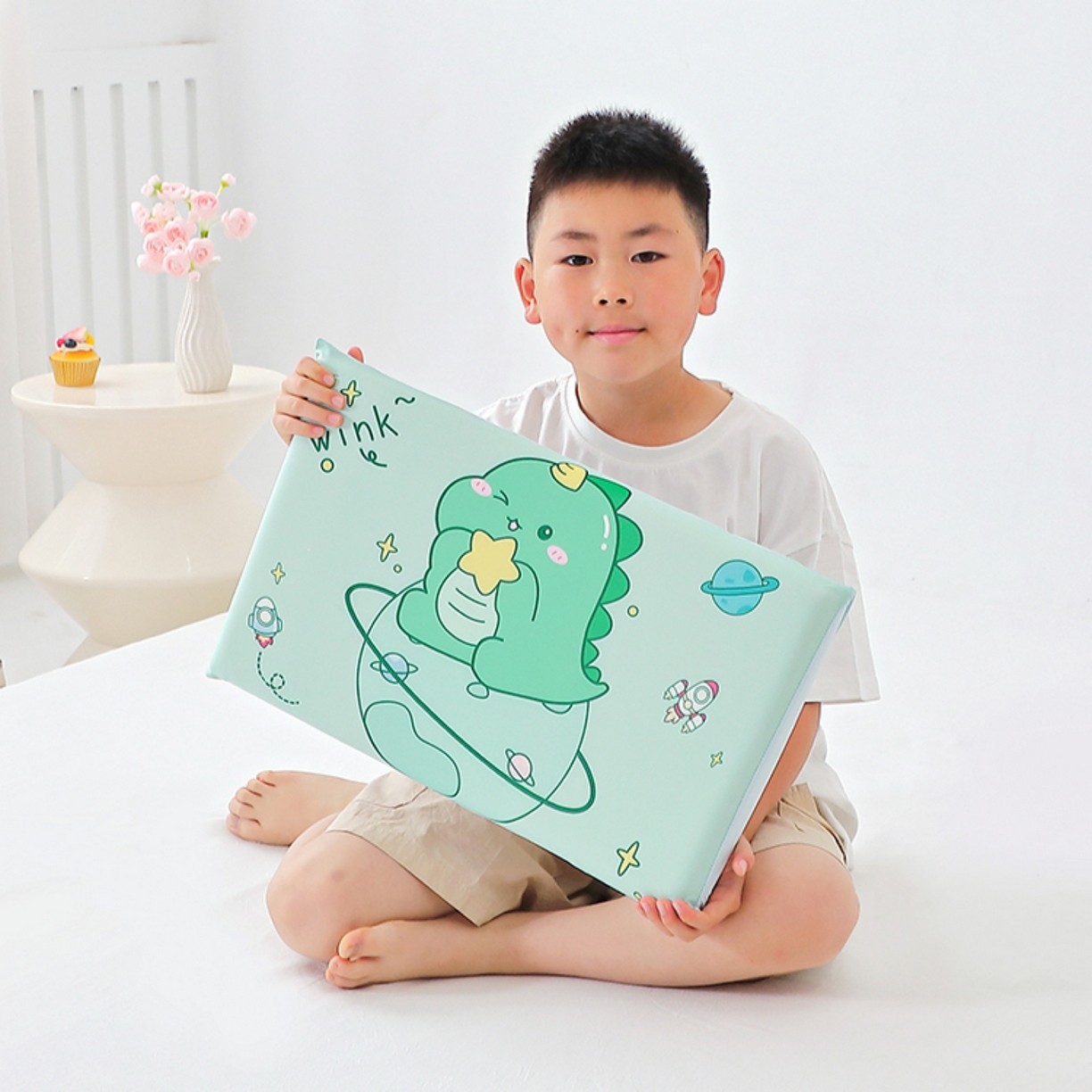 91家纺网 家纺一手货源 找家纺 八零年代 2025新款A类小凉皮儿童护颈枕慢回弹记忆枕学生午睡枕枕头枕芯 恐龙星星 30*50*5cm适合3-15岁