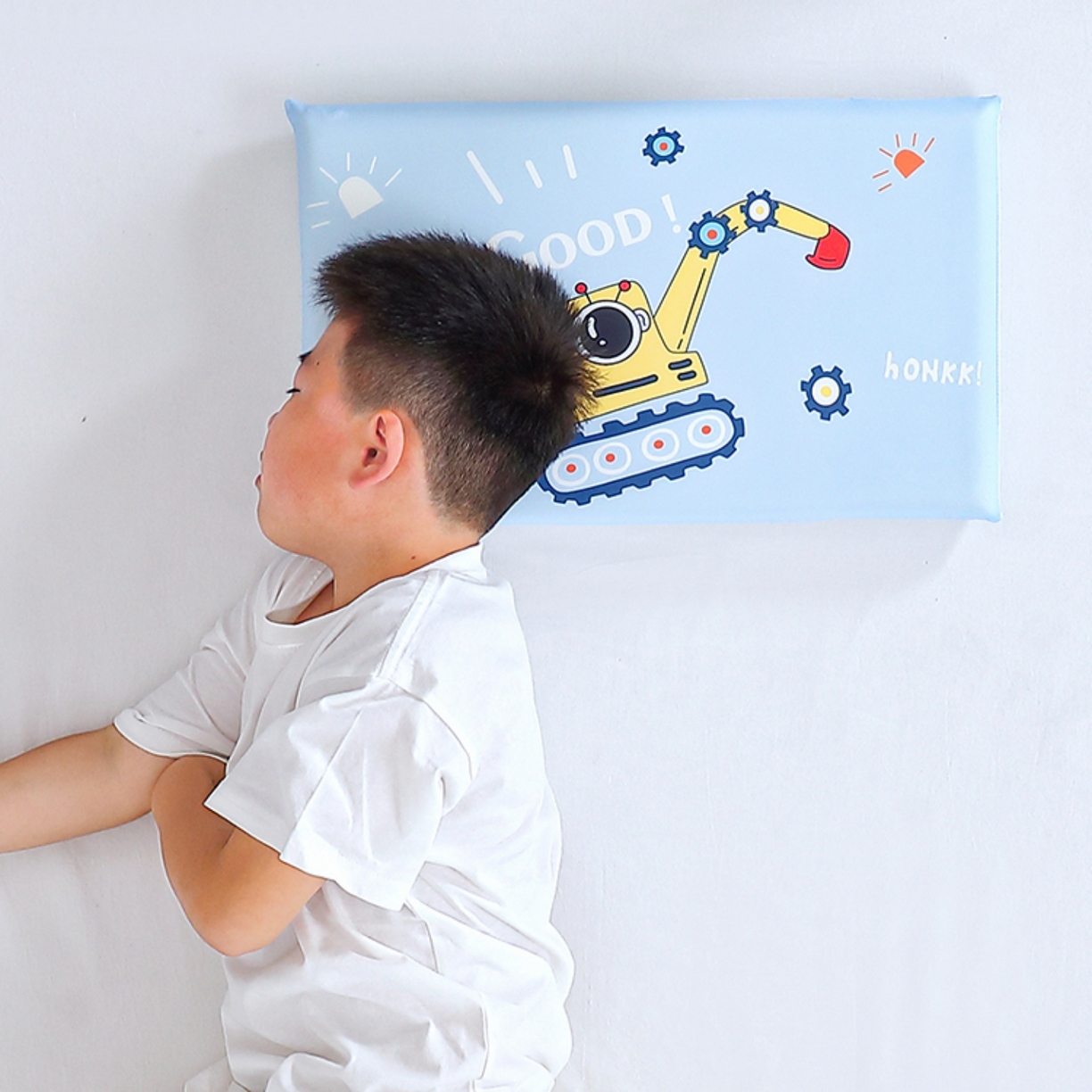 91家纺网 家纺一手货源 找家纺 八零年代 2025新款A类小凉皮儿童护颈枕慢回弹记忆枕学生午睡枕枕头枕芯 挖掘机 30*50*5cm适合3-15岁