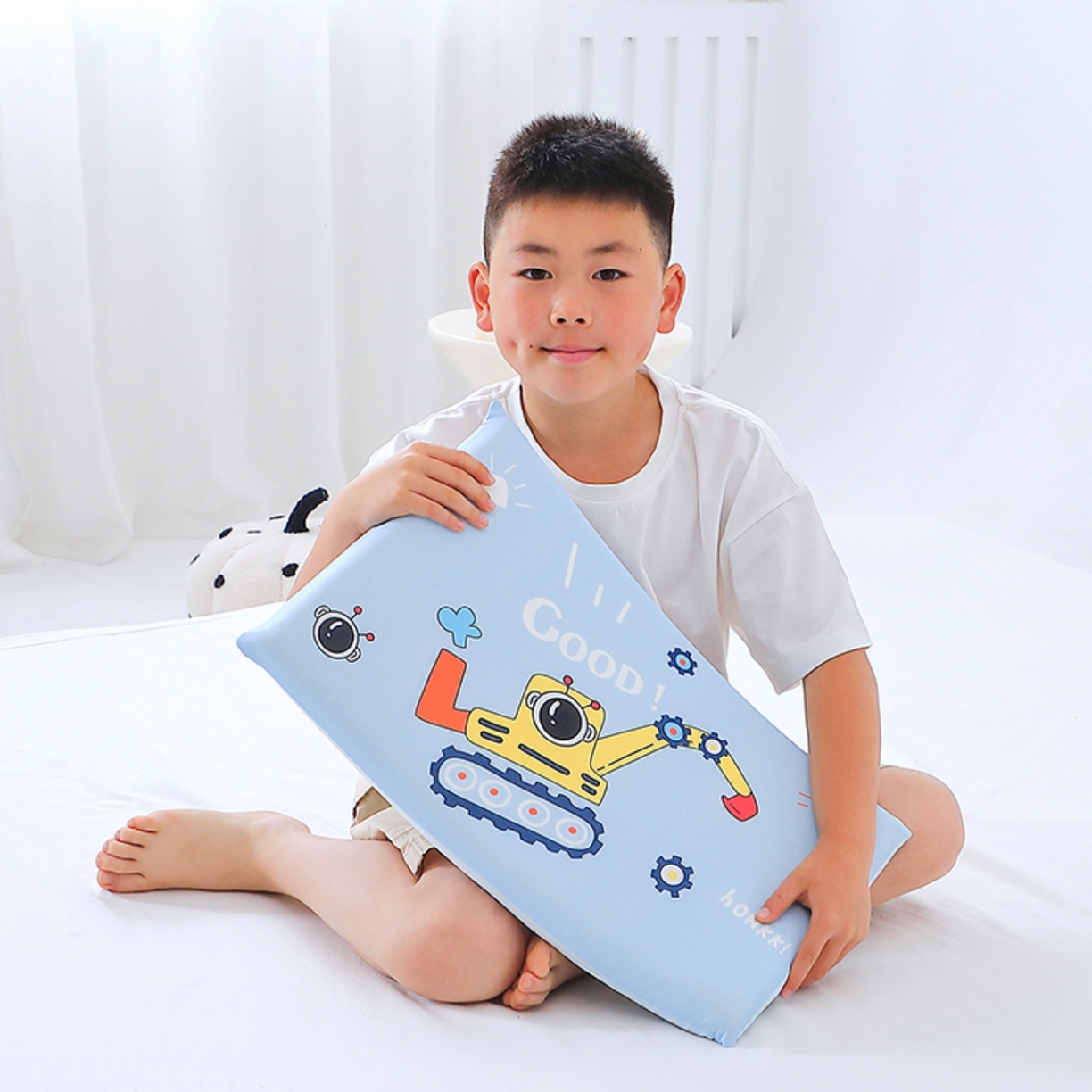 91家纺网 家纺一手货源 找家纺 八零年代 2025新款A类小凉皮儿童护颈枕慢回弹记忆枕学生午睡枕枕头枕芯 挖掘机 30*50*5cm适合3-15岁