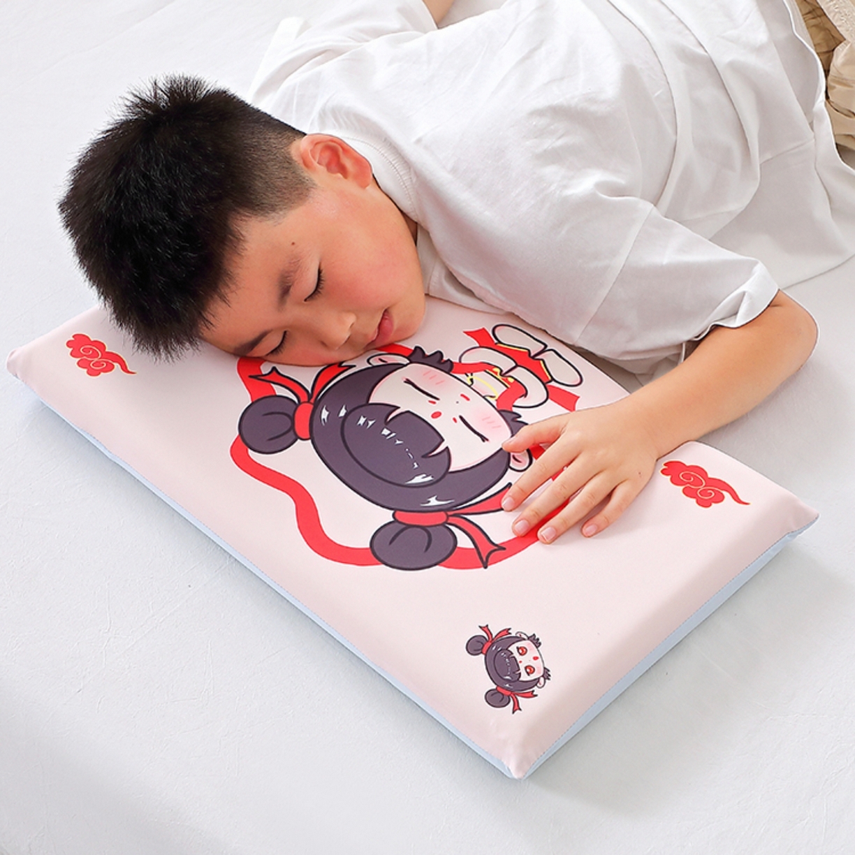 91家纺网 家纺一手货源 找家纺 八零年代 2025新款A类小凉皮儿童护颈枕慢回弹记忆枕学生午睡枕枕头枕芯 吒儿 30*50*5cm适合3-15岁