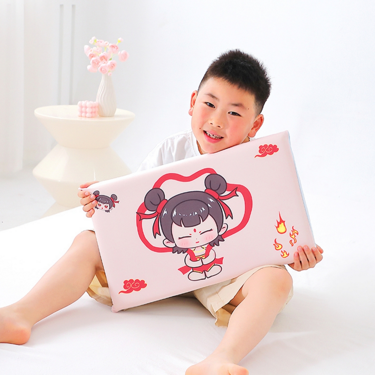 91家纺网 家纺一手货源 找家纺 八零年代 2025新款A类小凉皮儿童护颈枕慢回弹记忆枕学生午睡枕枕头枕芯 吒儿 30*50*5cm适合3-15岁