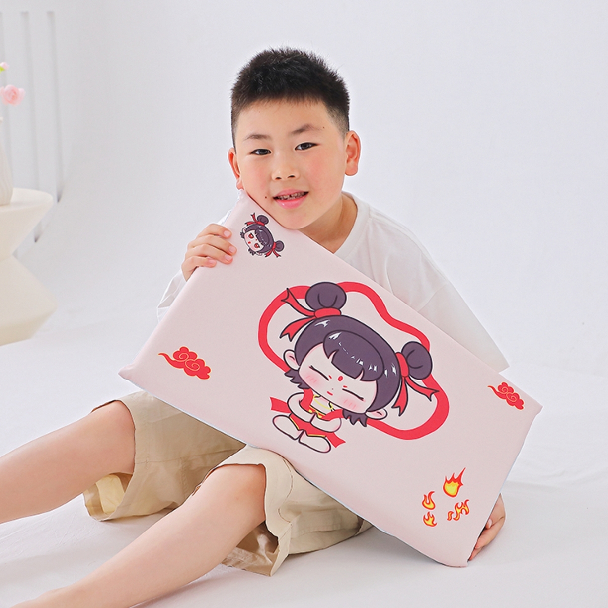 91家纺网 家纺一手货源 找家纺 八零年代 2025新款A类小凉皮儿童护颈枕慢回弹记忆枕学生午睡枕枕头枕芯 吒儿 30*50*5cm适合3-15岁