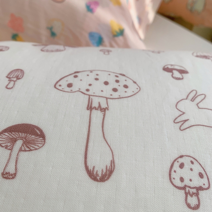 91家纺网 家纺一手货源 找家纺 柚可家居 2024新款全棉双层纱枕套-卡通系列 小蘑菇粉
