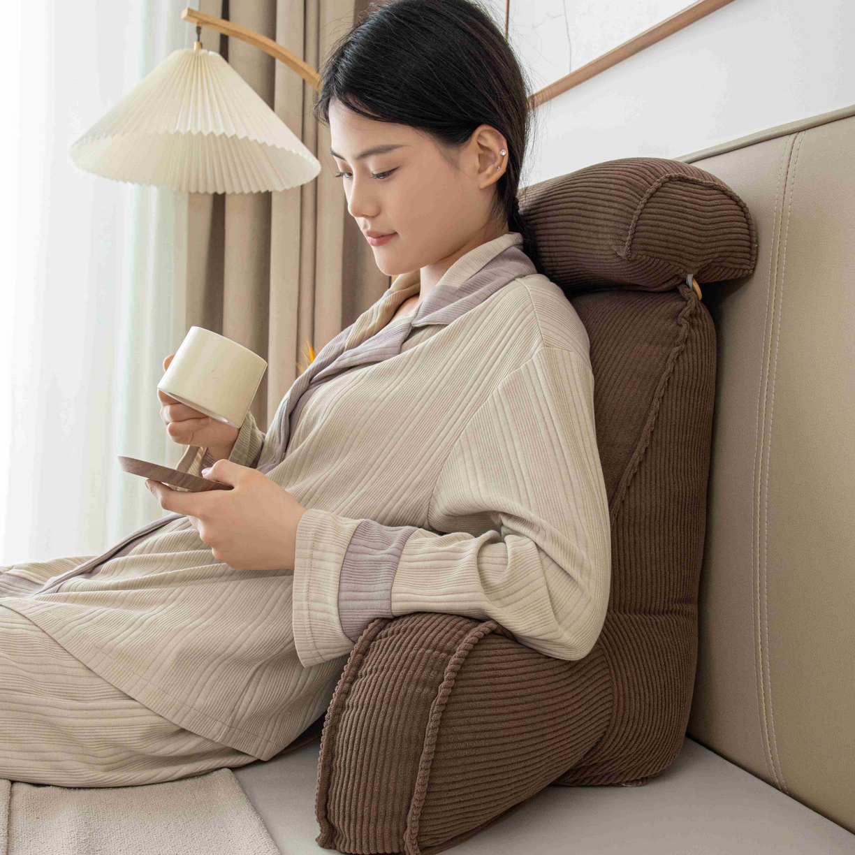 91家纺网 家纺一手货源 找家纺 沐沐家纺 2026新款灯芯绒护腰靠背 棕色