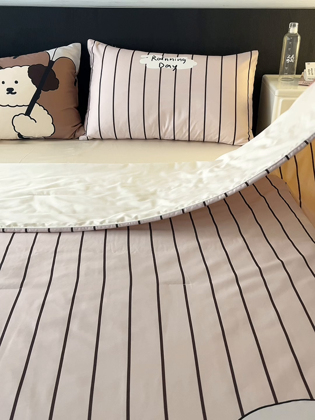 91家纺网 家纺一手货源 找家纺 安莱生活2025春夏新款天丝棉四件套 线条小狗-咖