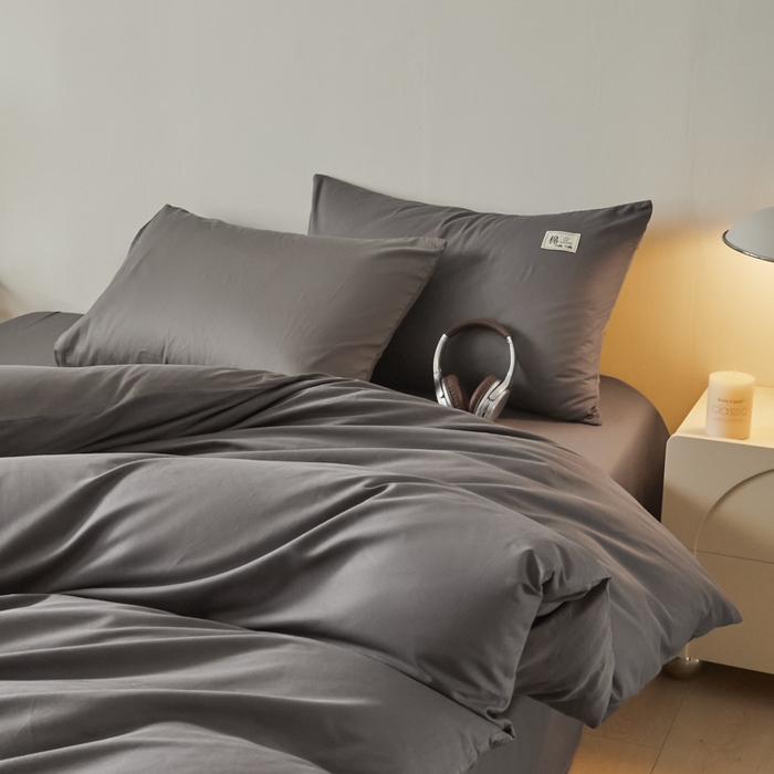 91家纺网 家纺一手货源 找家纺 莱通家纺 2025新款纯色双拼四件套 深灰+浅灰