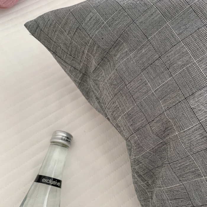 91家纺网 家纺一手货源 找家纺 柚可家居 2024新款机理纹小提花纯棉单枕套 深灰 机理纹小提花 单枕套