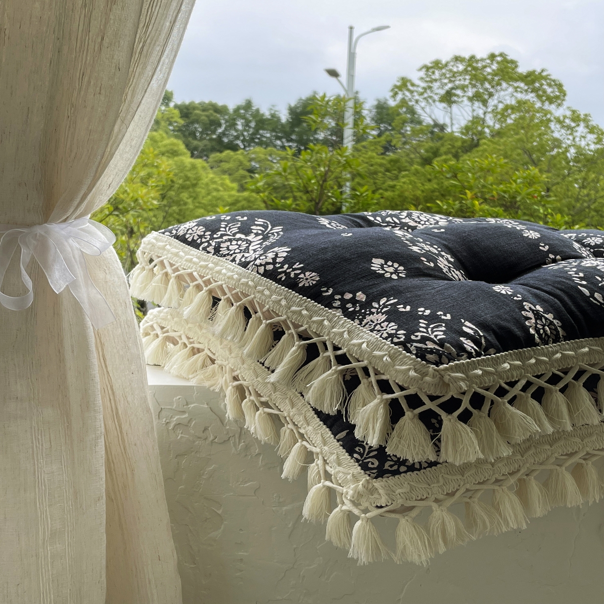 91家纺网 家纺一手货源 找家纺 番茄2025新款竹节麻流苏坐垫椅子垫 墨色