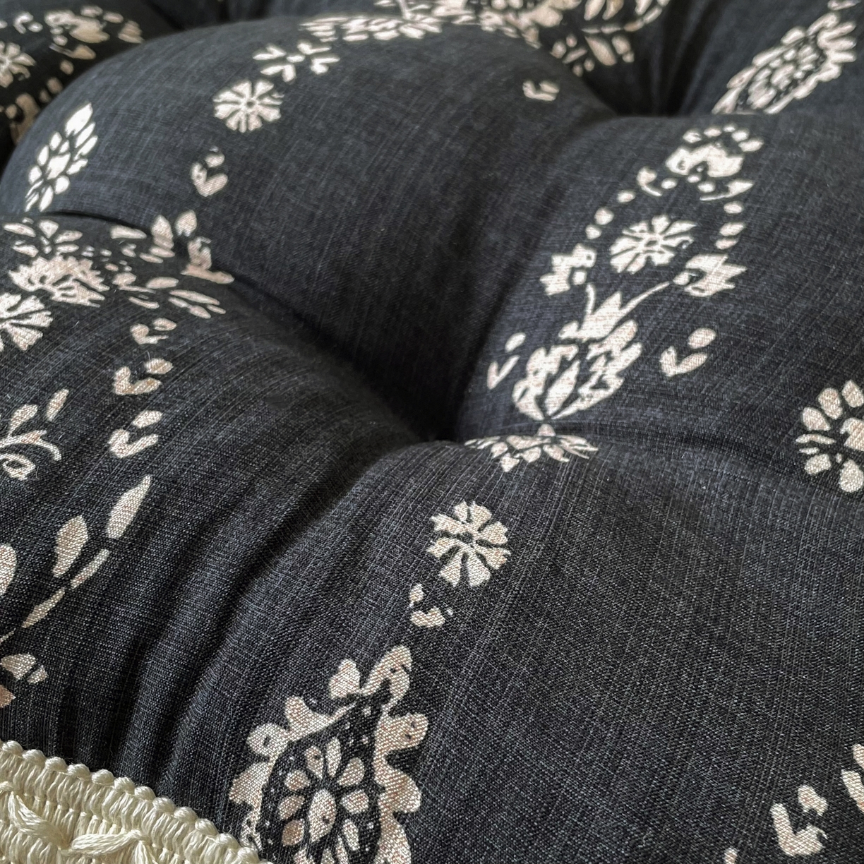 91家纺网 家纺一手货源 找家纺 番茄2025新款竹节麻流苏坐垫椅子垫 墨色