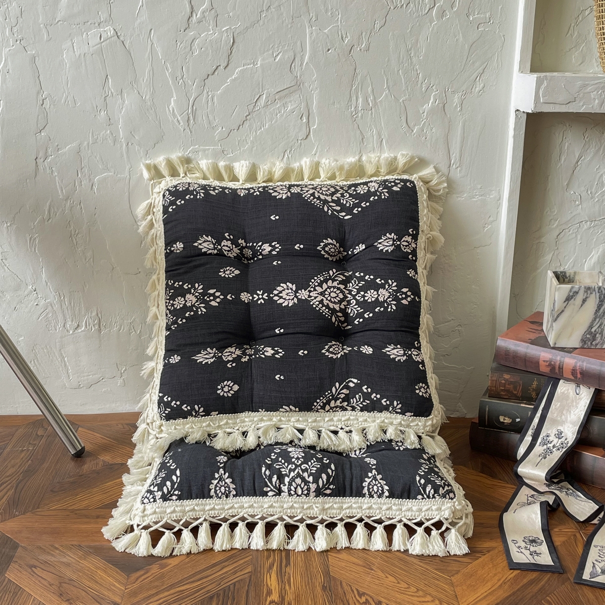 91家纺网 家纺一手货源 找家纺 番茄2025新款竹节麻流苏坐垫椅子垫 墨色