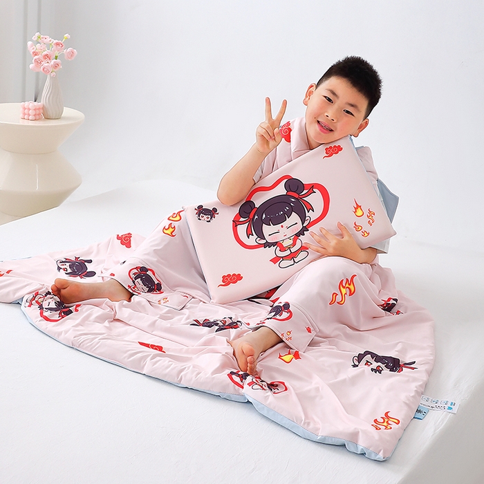 91家纺网 家纺一手货源 找家纺 2025新款A类小凉皮蚕丝防踢被儿童空调房护肚夏被凉感丝儿童被 吒儿