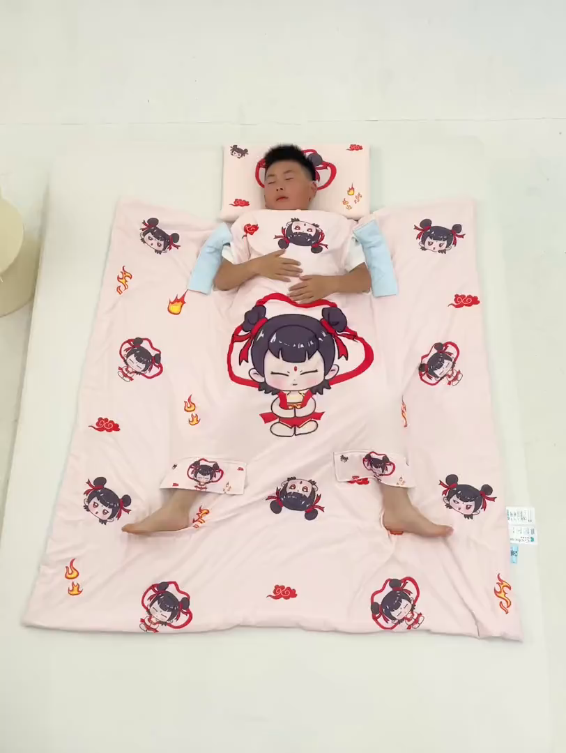 91家纺网 家纺一手货源 找家纺 2025新款A类小凉皮蚕丝防踢被儿童空调房护肚夏被凉感丝儿童被 吒儿