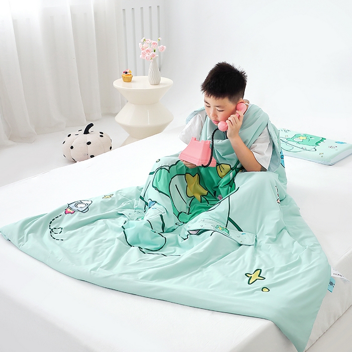 91家纺网 家纺一手货源 找家纺 2025新款A类小凉皮蚕丝防踢被儿童空调房护肚夏被凉感丝儿童被 恐龙星星