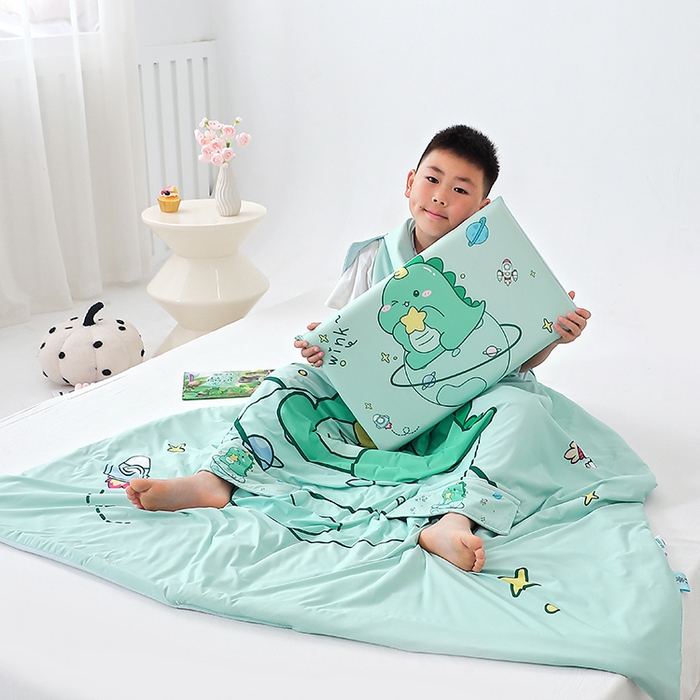 91家纺网 家纺一手货源 找家纺 2025新款A类小凉皮蚕丝防踢被儿童空调房护肚夏被凉感丝儿童被 恐龙星星