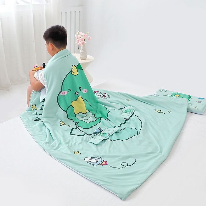 91家纺网 家纺一手货源 找家纺 2025新款A类小凉皮蚕丝防踢被儿童空调房护肚夏被凉感丝儿童被 恐龙星星