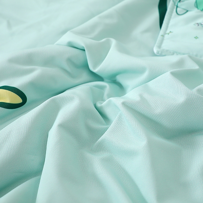 91家纺网 家纺一手货源 找家纺 2025新款A类小凉皮蚕丝防踢被儿童空调房护肚夏被凉感丝儿童被 恐龙星星