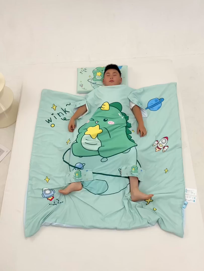 91家纺网 家纺一手货源 找家纺 2025新款A类小凉皮蚕丝防踢被儿童空调房护肚夏被凉感丝儿童被 恐龙星星