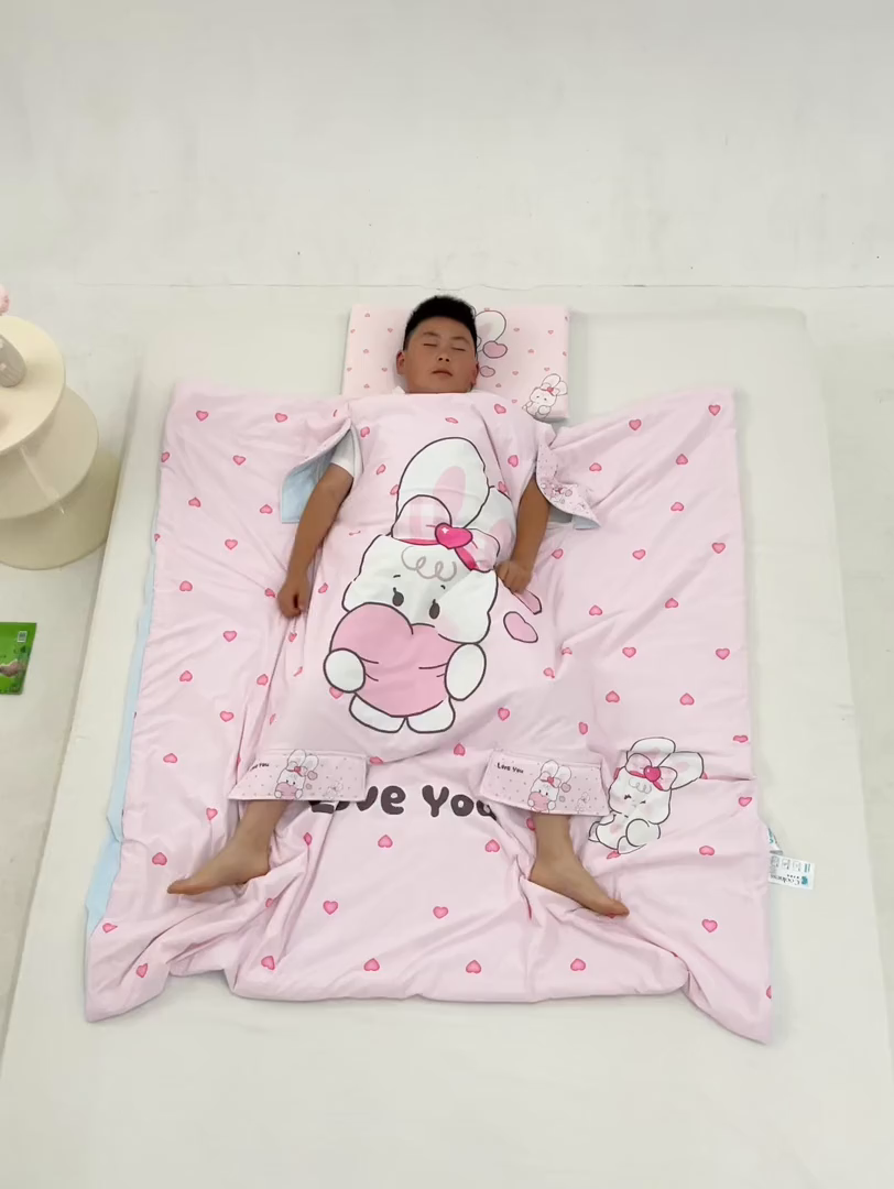 91家纺网 家纺一手货源 找家纺 2025新款A类小凉皮蚕丝防踢被儿童空调房护肚夏被凉感丝儿童被 爱心小兔