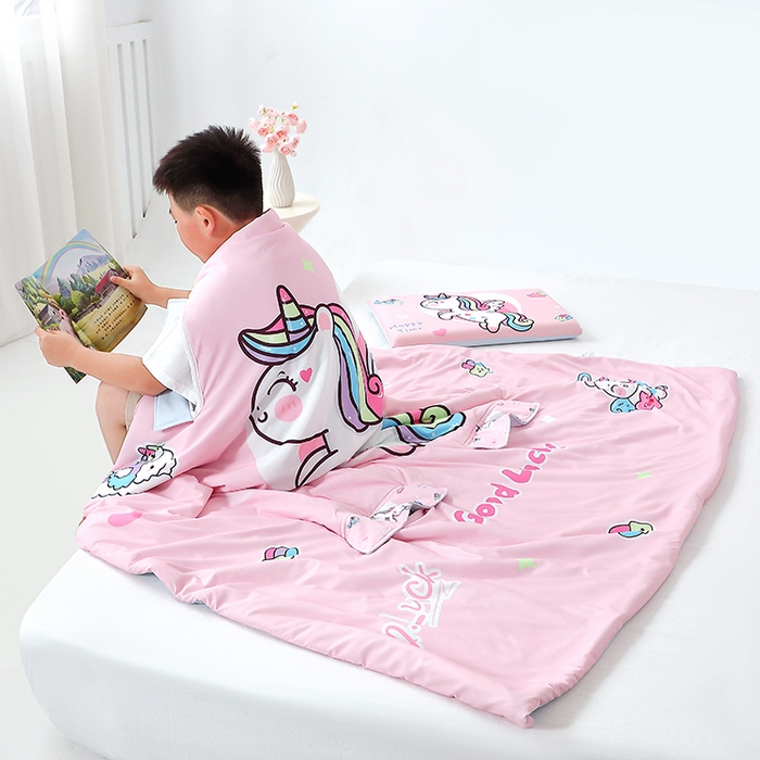 91家纺网 家纺一手货源 找家纺 2025新款A类小凉皮蚕丝防踢被儿童空调房护肚夏被凉感丝儿童被 粉红马