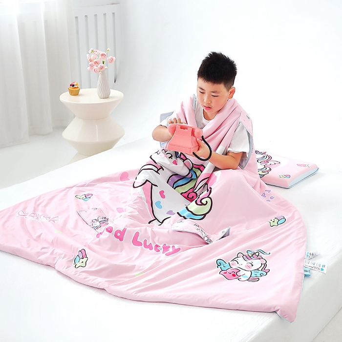 91家纺网 家纺一手货源 找家纺 2025新款A类小凉皮蚕丝防踢被儿童空调房护肚夏被凉感丝儿童被 粉红马