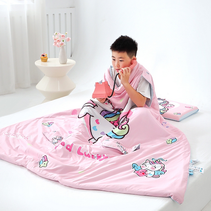 91家纺网 家纺一手货源 找家纺 2025新款A类小凉皮蚕丝防踢被儿童空调房护肚夏被凉感丝儿童被 粉红马