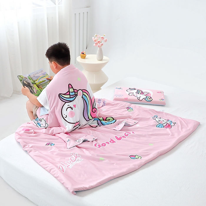 91家纺网 家纺一手货源 找家纺 2025新款A类小凉皮蚕丝防踢被儿童空调房护肚夏被凉感丝儿童被 粉红马