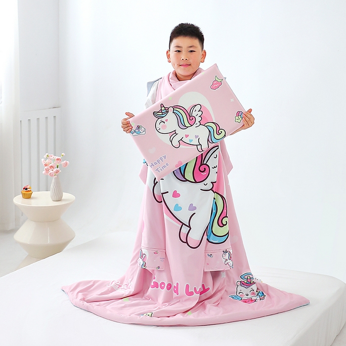 91家纺网 家纺一手货源 找家纺 2025新款A类小凉皮蚕丝防踢被儿童空调房护肚夏被凉感丝儿童被 粉红马