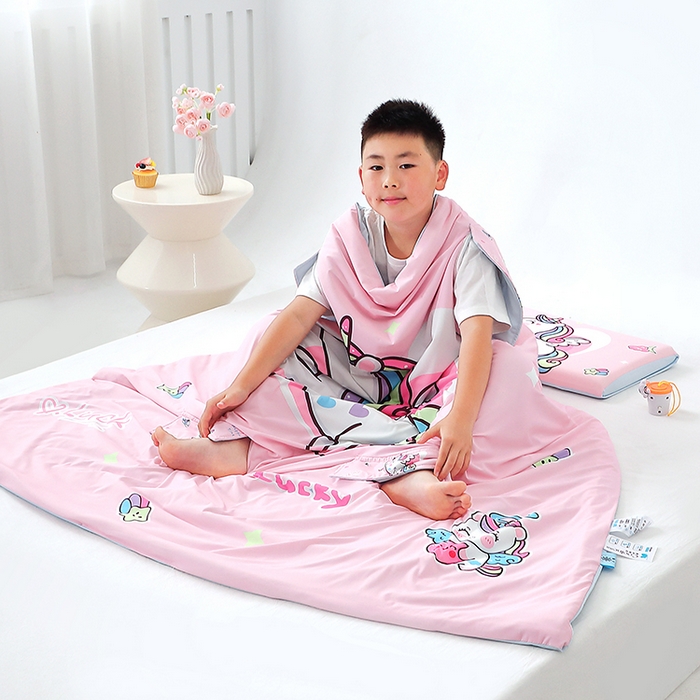 91家纺网 家纺一手货源 找家纺 2025新款A类小凉皮蚕丝防踢被儿童空调房护肚夏被凉感丝儿童被 粉红马