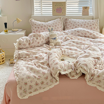 91家纺网 家纺一手货源 找家纺 （总）优选 2025新款直播热款赫本风皱皱双层纱花边款针织皱皱纱法式印花吊边床单三件套床笠四件套（提供买家秀）