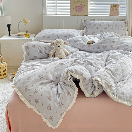 91家纺网 家纺一手货源 找家纺 （总）优选 2025新款直播热款赫本风皱皱双层纱花边款针织皱皱纱法式印花吊边床单三件套床笠四件套（提供买家秀）