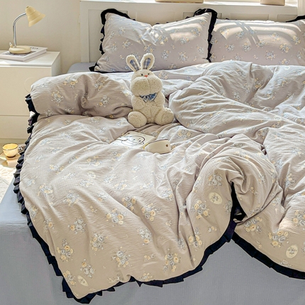 91家纺网 家纺一手货源 找家纺 （总）优选 2025新款直播热款赫本风皱皱双层纱花边款针织皱皱纱法式印花吊边床单三件套床笠四件套（提供买家秀）