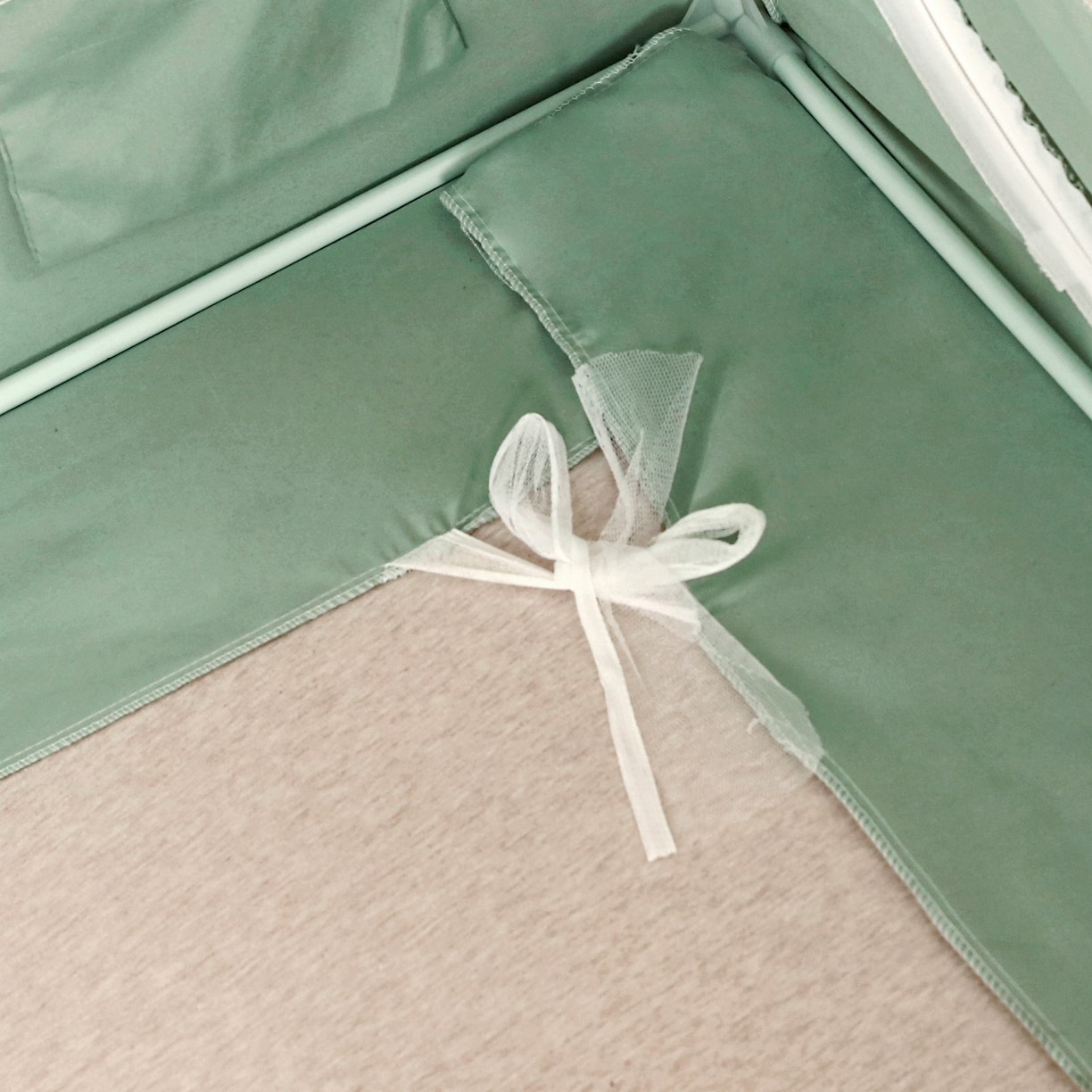 91家纺网 家纺一手货源 找家纺 显高蚊帐 2025春夏新款U门花边款坐床遮光防尘床帘式蚊帐 lucky狗狗-花边款