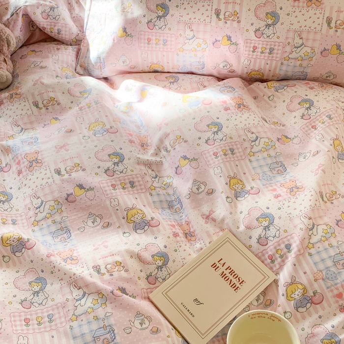 91家纺网 家纺一手货源 找家纺 爱丽丝2025新款全棉卡通印花四件套 粉粉日记