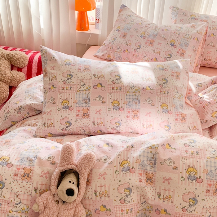 91家纺网 家纺一手货源 找家纺 爱丽丝2025新款全棉卡通印花四件套 粉粉日记