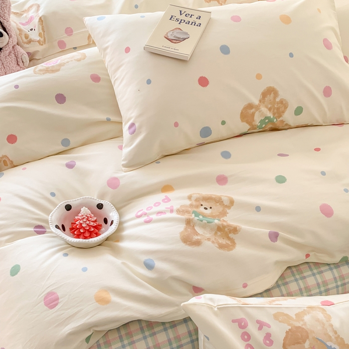 91家纺网 家纺一手货源 找家纺 爱丽丝2025新款全棉卡通印花四件套 奶油小熊