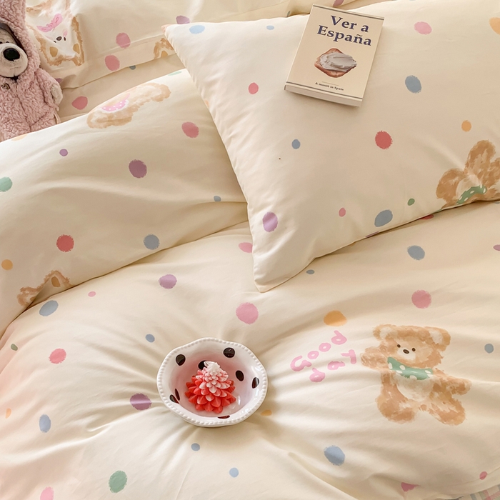 91家纺网 家纺一手货源 找家纺 爱丽丝2025新款全棉卡通印花四件套 奶油小熊