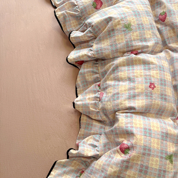 91家纺网 家纺一手货源 找家纺 繁花家居 2025春夏新款学生季韩式云感针织棉大花边木耳边四件套 富山草莓