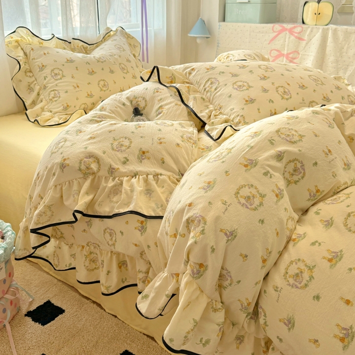 91家纺网 家纺一手货源 找家纺 繁花家居 2025春夏新款学生季韩式云感针织棉大花边木耳边四件套 花环小兔