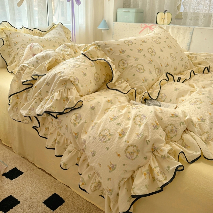 91家纺网 家纺一手货源 找家纺 繁花家居 2025春夏新款学生季韩式云感针织棉大花边木耳边四件套 花环小兔