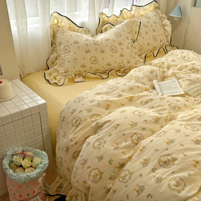 91家纺网 家纺一手货源 找家纺 繁花家居 2025春夏新款学生季韩式云感针织棉大花边木耳边四件套 花环小兔