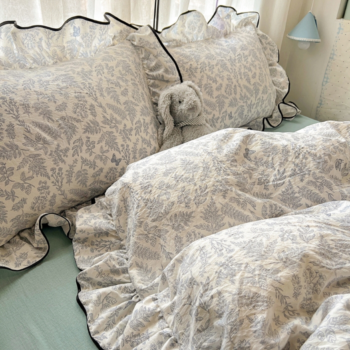 91家纺网 家纺一手货源 找家纺 繁花家居 2025春夏新款学生季韩式云感针织棉大花边木耳边四件套 花枝蝶影