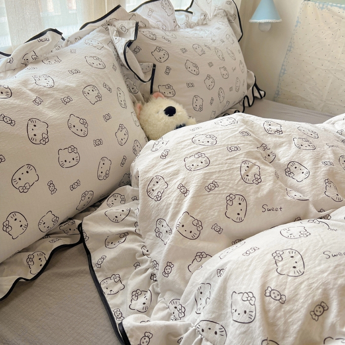 91家纺网 家纺一手货源 找家纺 繁花家居 2025春夏新款学生季韩式云感针织棉大花边木耳边四件套 简笔猫咪