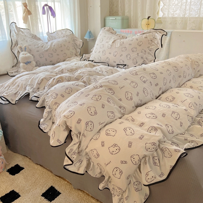 91家纺网 家纺一手货源 找家纺 繁花家居 2025春夏新款学生季韩式云感针织棉大花边木耳边四件套 简笔猫咪