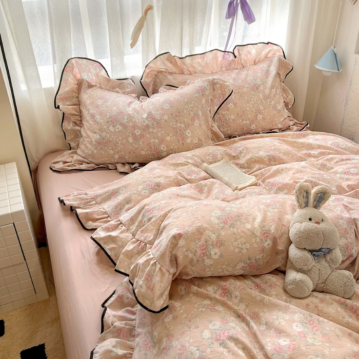 91家纺网 家纺一手货源 找家纺 繁花家居 2025春夏新款学生季韩式云感针织棉大花边木耳边四件套 秋日恋歌