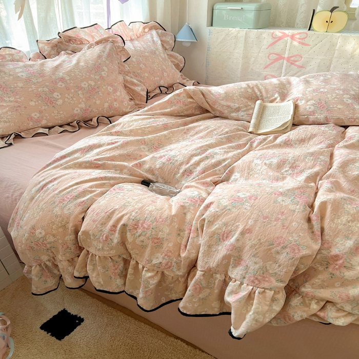 91家纺网 家纺一手货源 找家纺 繁花家居 2025春夏新款学生季韩式云感针织棉大花边木耳边四件套 秋日恋歌