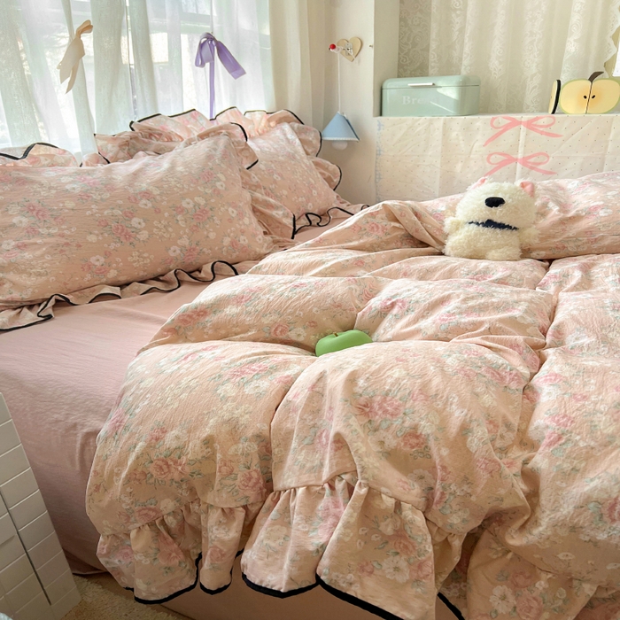 91家纺网 家纺一手货源 找家纺 繁花家居 2025春夏新款学生季韩式云感针织棉大花边木耳边四件套 秋日恋歌