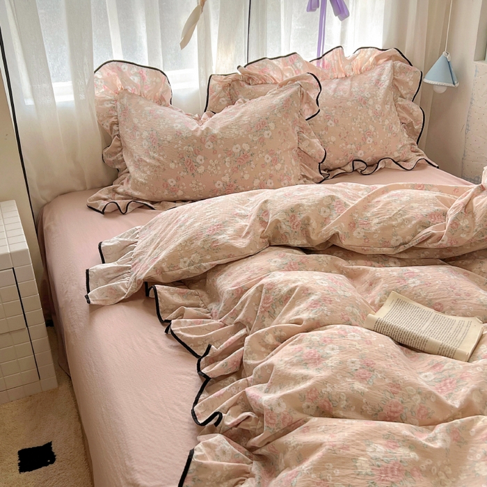 91家纺网 家纺一手货源 找家纺 繁花家居 2025春夏新款学生季韩式云感针织棉大花边木耳边四件套 秋日恋歌