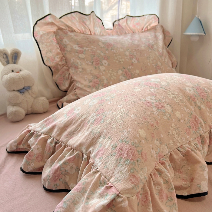 91家纺网 家纺一手货源 找家纺 繁花家居 2025春夏新款学生季韩式云感针织棉大花边木耳边四件套 秋日恋歌