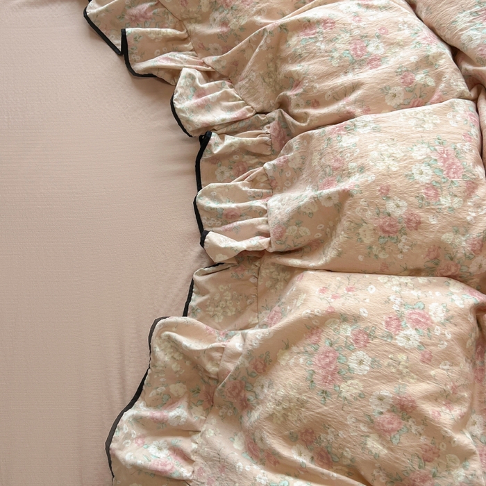 91家纺网 家纺一手货源 找家纺 繁花家居 2025春夏新款学生季韩式云感针织棉大花边木耳边四件套 秋日恋歌