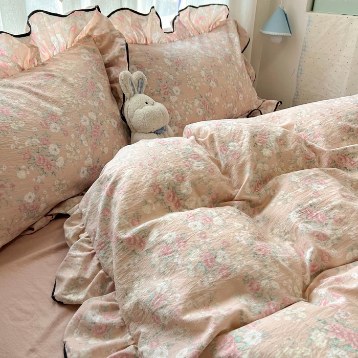 91家纺网 家纺一手货源 找家纺 繁花家居 2025春夏新款学生季韩式云感针织棉大花边木耳边四件套 秋日恋歌